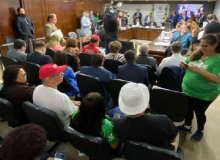 Deputado aliado do governo Leite atrasa votação do reajuste do piso regional