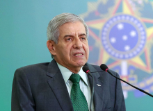 Deputados do PT pedem impeachment de Heleno por ameaça à democracia