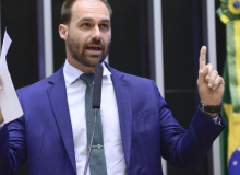Eduardo Bolsonaro debocha de tortura sofrida por Míriam Leitão