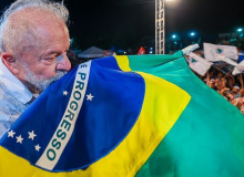 Após vencer perseguição política e o fascismo, Lula volta à Presidência