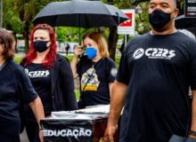Em luto no Dia do Professor, educadores do RS protestam por respeito e reposição já