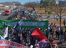 Estudantes e trabalhadores protestam contra cortes na educação