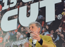 Prisão de Lula é mais visitada que Palácio de Bolsonaro, alfineta Celso Amorim