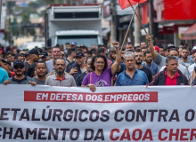 Em protesto contra demissões, metalúrgicos acampam em frente a Caoa Chery de Jacareí