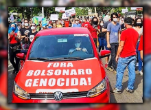 PM distorce LSN e prende ativista por usar faixa ‘Fora Bolsonaro Genocida” no carro