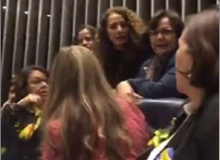 Senadoras resistem e até final da tarde barram votação