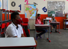Alta contaminação e salas vazias marcam volta às aulas presenciais no país