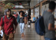 Negros são minoria no serviço público federal e têm menores salários