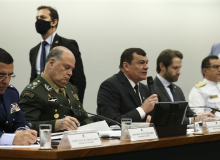 Brasileiros confiam em professores e cientistas e desconfiam das Forças Armadas