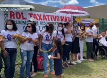 Manifestantes se acorrentam diante do STJ contra mudanças nos planos de saúde