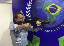 Bolsonaro chama de idiota quem quer comprar feijão e não um fuzil