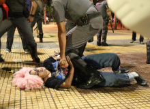 PM arrasta mulher pelos cabelos durante ato contra aumento da passagem em SP
