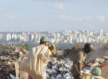 Metade dos brasileiros vive com apenas R$ 413 por mês, diz IBGE