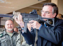 Bolsonaro amplia orçamento dos militares e reduz o da educação