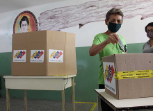 Coalizão que apoia Maduro vence eleições legislativas na Venezuela