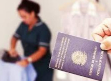 Queda na renda e sem direitos trabalhistas: a dura realidade das domésticas no país