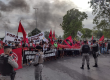 Manifestantes fazem protesto contra Bolsonaro em Maceió
