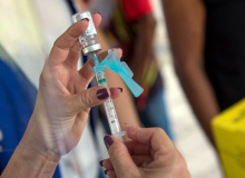 Casos e mortes no Brasil começam a cair, apesar de imunização lenta