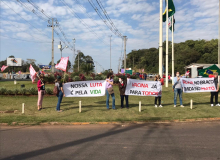 Catarinenses de São Miguel do Oeste ocupam o trevo da cidade pelo ‘Fora, Bolsonaro’