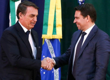 Amigos da família Bolsonaro são cotados para Justiça e PF; oposição recorre ao STF