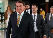 Após ameaça de sanções de Biden, Bolsonaro diz que Brasil tem que ter pólvora