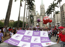 Cuidados domésticos exigem da mulher 21 horas 'semanais