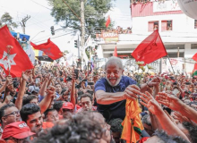 Lula sai nos braços do povo para cumprir decisão judicial