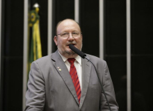 Deputado do PT quer mudar CLT para garantir vínculo entre entregadores e aplicativos