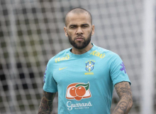Bolsonarista Daniel Alves, que já deu 3 versões sobre estupro, quer depor de novo