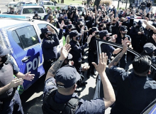 Em protesto, policiais cercam residência presidencial na Argentina