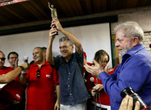 Chico Buarque recebe Prêmio 'CUT Democracia e Liberdade'