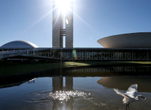 Campanha Tributar os Super-Ricos chama a atenção para propostas no Congresso