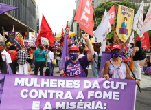 Mulheres tomam as ruas de todo o país em protesto contra Bolsonaro