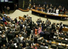Câmara aprova fundo eleitoral e veta candidato avulso