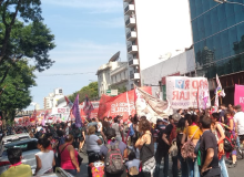 Em Buenos Aires, trabalhadores marcham contra o neoliberalismo e o fascismo