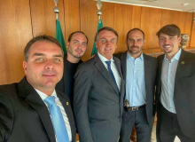 Clã Bolsonaro pode ter furado fila para pedir cidadania italiana e fugir do Brasil