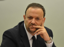 Oposição entra com pedido de impeachment de Edinho Silva, do PT