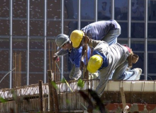 Sem obras públicas, trabalhadores da construção civil amargam baixos salários