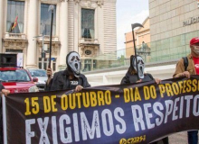 Educadores do RS protestam diante do Piratini contra a volta às aulas presenciais