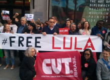 Manifestação em frente à embaixada do Brasil em Londres exige Lula Livre