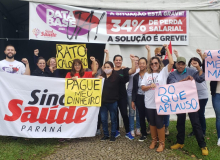 PR: Em greve por reajuste salarial, servidores da Saúde protestam em frente à ALEP