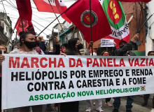 Moradores da favela de Heliópolis, periferia de SP, protestam contra a carestia