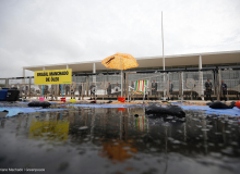 Ativistas do Greenpeace são presos em Brasília por protestar contra óleo no NE