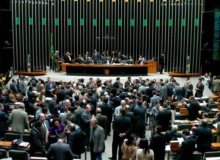 Bancada de oposição tenta desengavetar PL contra trabalho escravo parado na Câmara