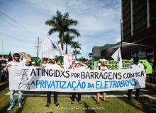 Trabalhadores ocupam a frente da Eletrobras para protestar contra privatização