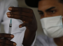 Queda expressiva na média móvel é resultado na vacinação no país, diz infectologista