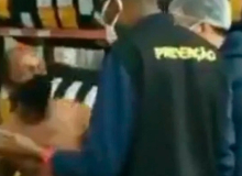 Homem negro acusado de roubo é obrigado a se despir na frente dos clientes do Assaí