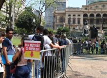 Crise econômica prolongada expulsa jovens e mais velhos do mercado de trabalho