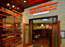 Após denúncia, Outback acaba com prática de trabalhador atender de joelhos