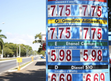 Com preço dolarizado na Petrobras, gasolina não cai o prometido por Bolsonaro